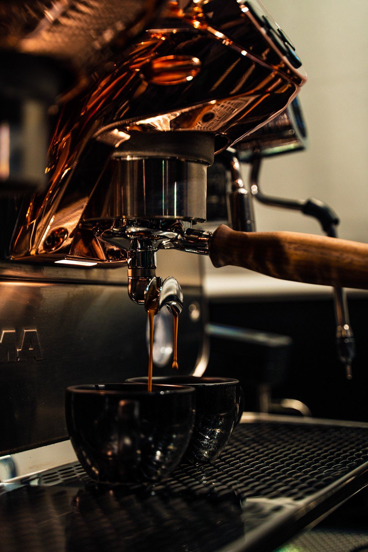 Extraction d’un espresso sur la machine cuivre du comptoir